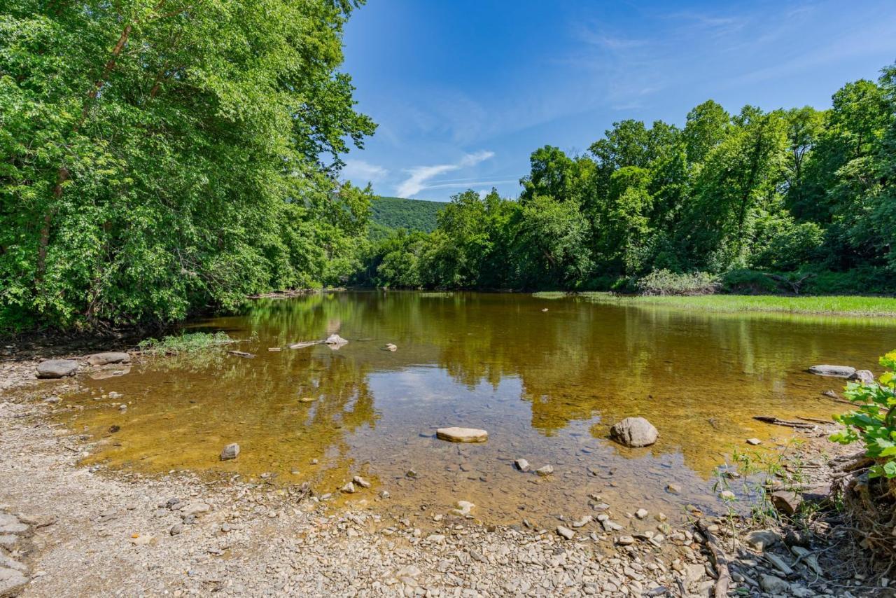 Secluded W Hot Tub, Fire Pit, Deck & Updated Wifi Great Cacapon Exterior photo